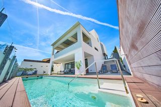 Xalet  Rector juan de dios lopez. Villa en playa granada