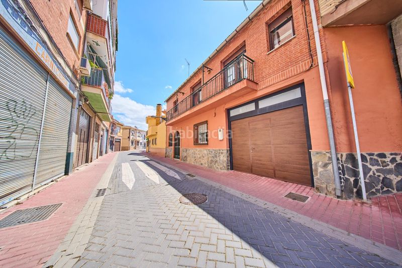 Foto 435f2ea2-cc8b-4a77-9438-318e6dd4aa86. Casa aparellada amb aparcament a Poniente Armilla