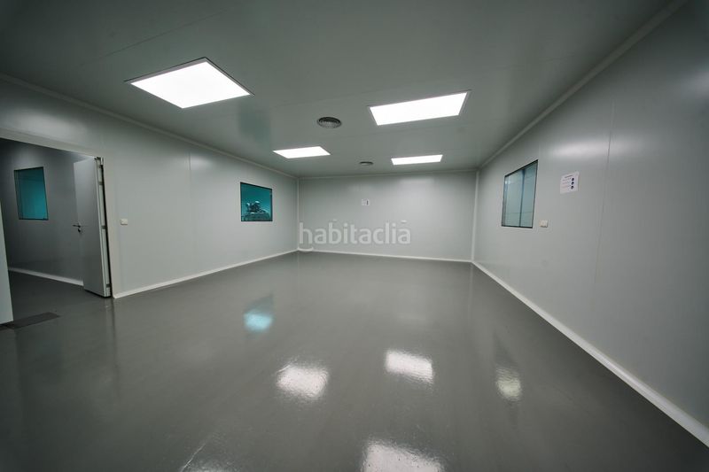 Foto a116eb08-d5f8-4ed2-bdb2-e2d8d261780b. Nau industrial a Baza