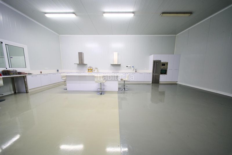 Foto a228d5fe-1510-42b5-ad64-cf76a7919c8b. Nau industrial a Baza