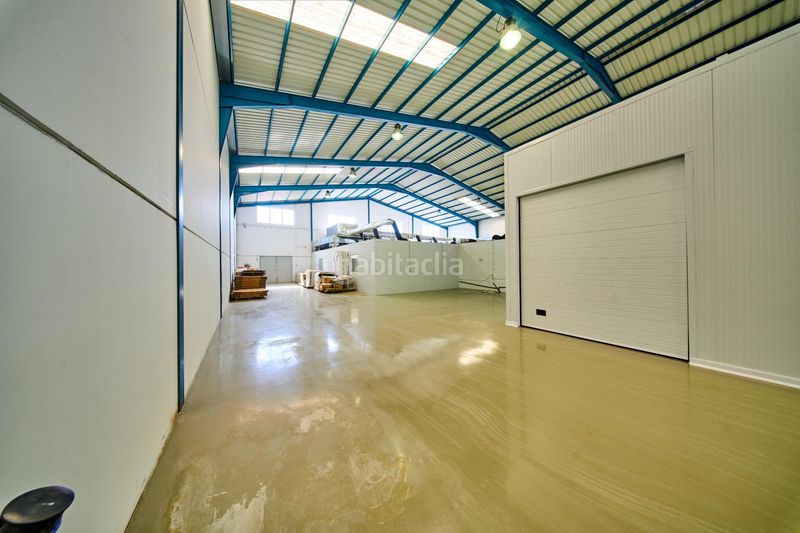 Foto b09ffdc0-5a9e-4eb0-ab2f-0a5f9fb25479. Nau industrial a Baza