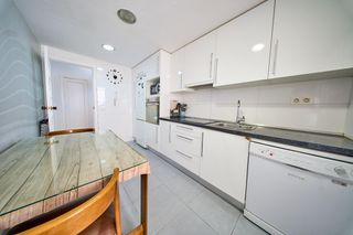Rent Flat in Calle de natalio rivas 5. Piso en alquiler 4 habitaciones para estudiantes zona san juan d