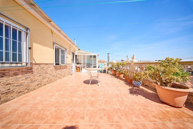 Foto 7dd2f2c3-c57b-4384-8708-e73c8aac8713. Casa aparellada amb calefacció aparcament a Baza