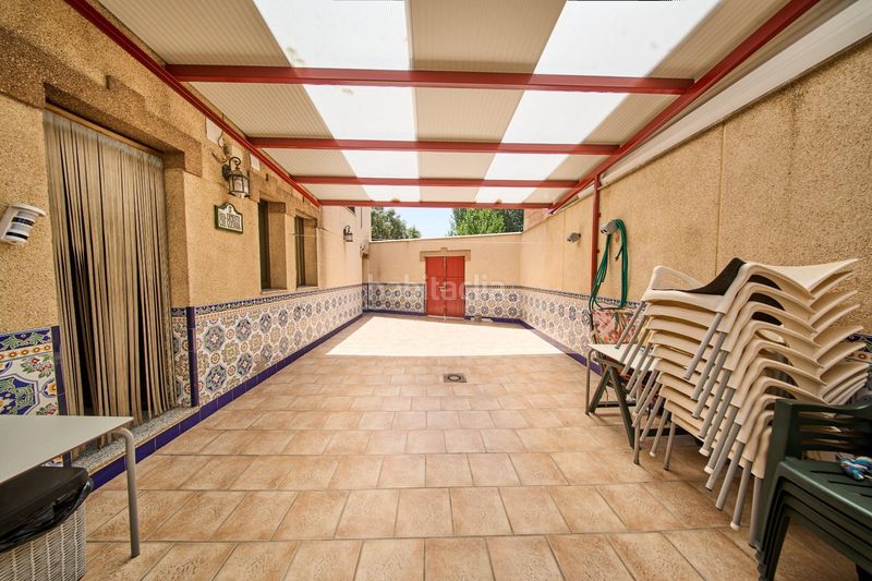 Foto daa21be6-dbbf-4014-813d-c31fd8af6501. Casa aparellada amb aparcament a Maracena