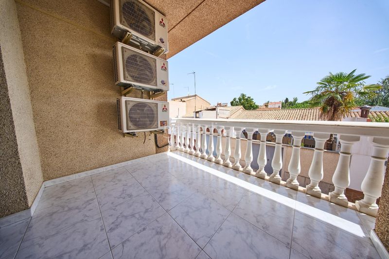 Foto f6dd485f-127d-4065-9200-72ae0ec66493. Casa aparellada amb aparcament a Maracena