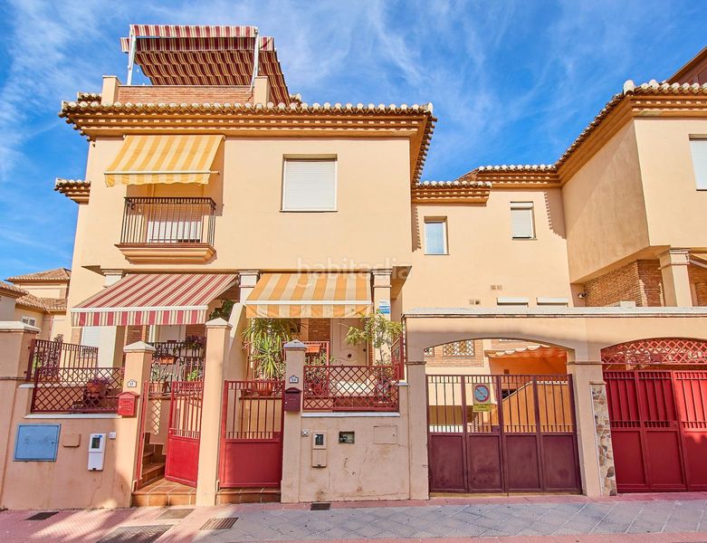 Foto d6547a7d-6f55-452b-aa88-07f678614f17. Casa adossada amb calefacció aparcament a Avda. De los Ogíjares Armilla