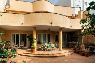 Casa in Carrer de la victoria 56. Casa adosada de alto nivel en santa pola – amplias dimensiones,