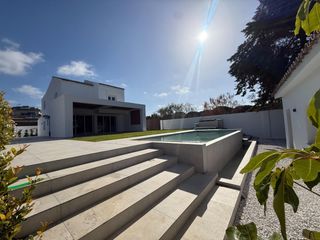 Xalet a El Águila. Chalet a estrenar con piscina infinita y casa de invitados