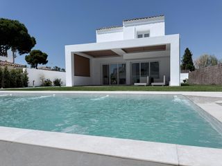 Chalet in El Águila. Chalet a estrenar con piscina infinita y casa de invitados
