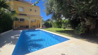 Casa pareada  Avenida santa beatriz de silva. Chalet pareado con piscina privada junto a vistahermosa