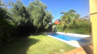 Casa aparellada  Avenida santa beatriz de silva. Chalet pareado con piscina privada junto a vistahermosa