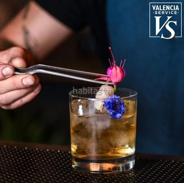 Foto c353b5e4-0a2e-4dd0-af62-d0dd05e79eb9. Traspaso local comercial 0779 salón loungetapascocktailsbar en blasco ibañezalgiros en Valencia