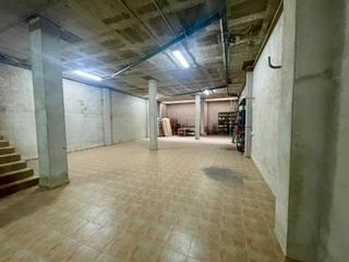 Local Comercial  Calle joan xxiii. Amplio almacén de 245 m en benicarló  espacio versátil con ofici