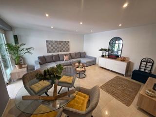 Pis  Paseo maritim. Vivienda contempornea con patio interior y balcn junto al mar