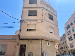 Gebäude in Calle mossen lajunta de 48. Edificio esquinero con dos viviendas piso  ático duplex y dos ga