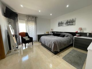 Reihenhaus  Calle del cervol. Adosado amplio con garaje para 3 coches y terrazas en zona tranq