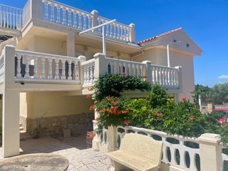 Xalet  Avenida suissa. Chalet con piscina, jardín y vistas panorámicas en atalayas de p