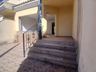 Maison jumelée  Calle carretera de la. Chalet adosado con jardín y terrazas para reformar en santa magd