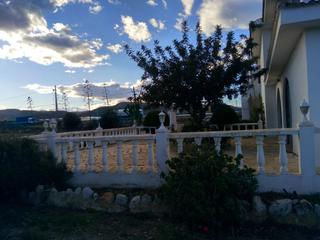 Chalet à Las Atalayas-Urmi-Cerro Mar. Chalet a reformar con 5.844 m2 de parcela y múltiples opciones d