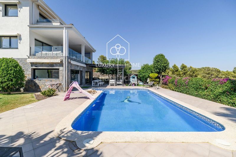 Foto 73a47b9d-da7b-4b05-8433-711e9e4e0594. Xalet amb calefacció aparcament piscina a La Sentiu Gavà
