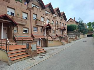 Casa adosada en Begues. Adosada centro begues