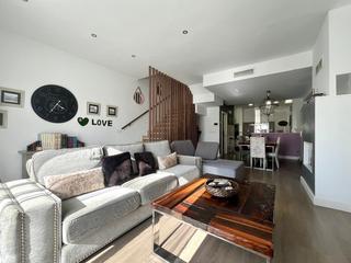 Maison à Almoradí. Bungalow de dos plantas con terraza privada  estilo, luz y comod