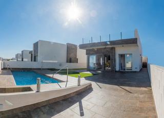 Chalet en Los Almendros. Villa contemporanea junto a campo de golf