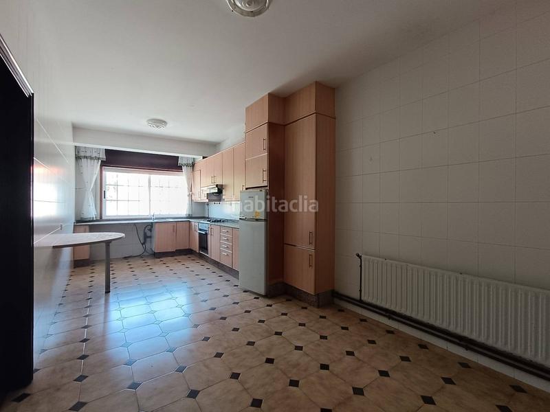 Foto 24461eea-67fc-4711-983b-f0c38f32f8ff. Pis amb calefacció aparcament a Boiro