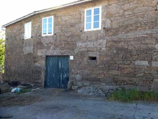 Casa en Parroquias de Santiago. Casona de piedra en lg. o roxido