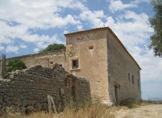 Rural plot in Sineu. Autentica posesion mallorquina  con luz electrica y pozo