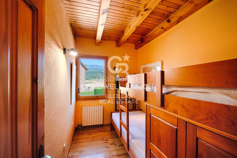 Foto 1eaa0151-d128-4bf5-9fef-a17876cd599b. Casa adossada amb xemeneia calefacció aparcament a Llívia