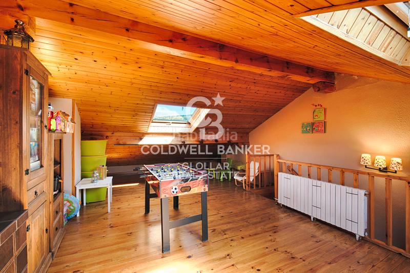 Foto 40564cff-5708-438d-ad47-3a878b7892d2. Casa adossada amb xemeneia calefacció aparcament a Llívia