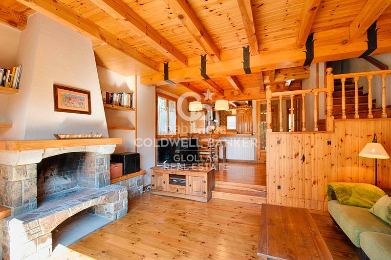 Foto 87aa73e9-ebbb-4702-b254-a646b2df1d0e. Casa adossada amb xemeneia calefacció aparcament a Llívia