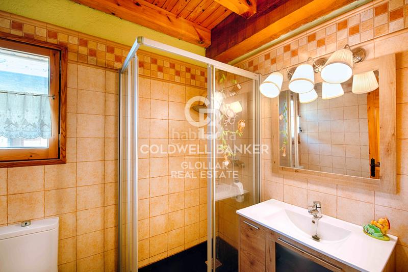 Foto efa7c449-0626-4228-91fd-528ea5749681. Casa adossada amb xemeneia calefacció aparcament a Llívia