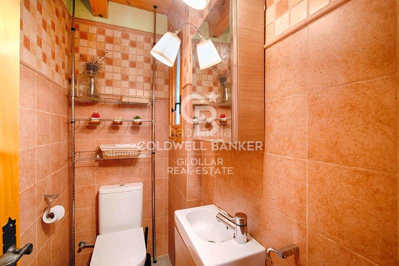Foto f8898c3e-603c-40fe-8b2a-73effe96240a. Casa adossada amb xemeneia calefacció aparcament a Llívia