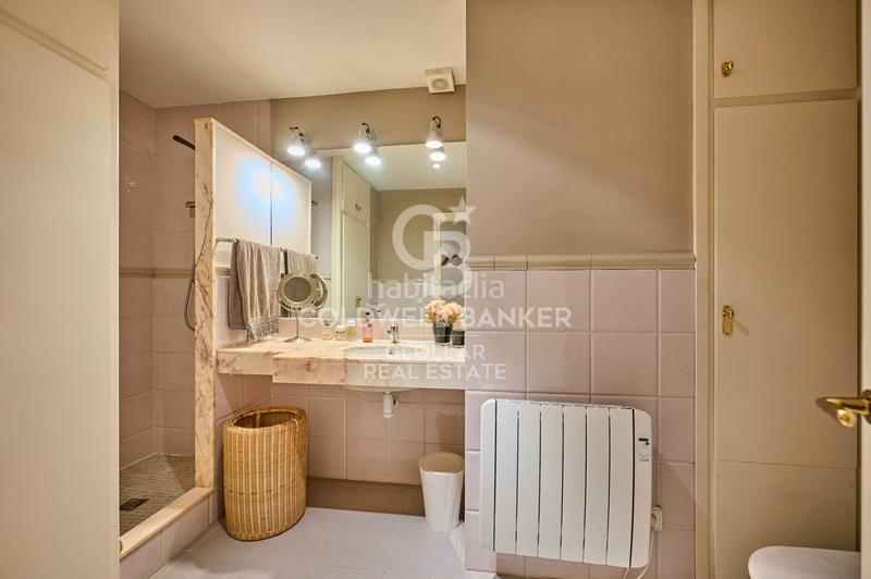 Foto 16aeeaf7-1e23-499d-9537-13e844404e42. Piccolo appartamento con camino riscaldamento parcheggio piscina in Montellà i Martinet