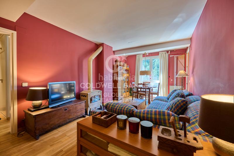 Foto 903cc33f-588c-431a-8ddd-c2e2d97f74f1. Piccolo appartamento con camino riscaldamento parcheggio piscina in Montellà i Martinet