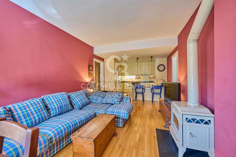 Foto e8cf8bdd-5c4d-4f20-9033-fbdd86399f71. Piccolo appartamento con camino riscaldamento parcheggio piscina in Montellà i Martinet