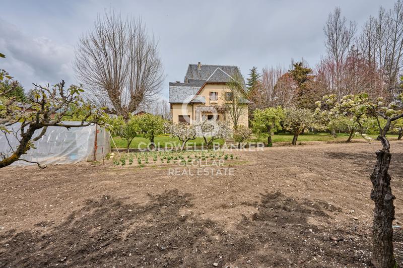 Foto efaa10ec-3b18-40d8-854b-bdf08884d71a. Haus mit kamin heizung parking in Puigcerdà