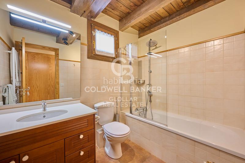 Foto 0330e6a4-dfb1-40e8-b96f-a4b31175474d. Apartamento encantador ático con taza y vistas en Err