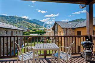 Apartament  Carrer de l'ajuntament. Encantador ático con terraza y vistas en err