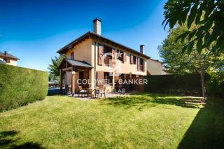 Maison jumele  Avenue porte de france. Encantadora casa adosada esquinera en bourg madame
