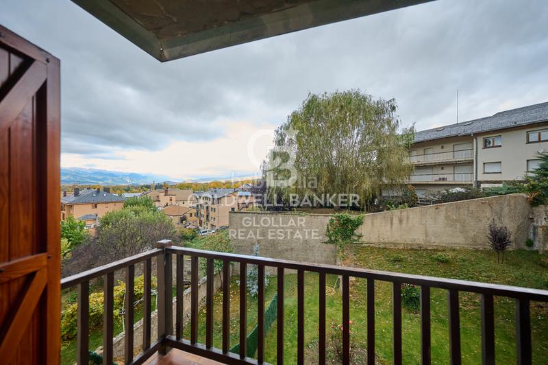 Foto 18f2138d-f5b9-4ffb-856b-9d34d6a61dae. Apartament amb xemeneia aparcament a Puigcerdà