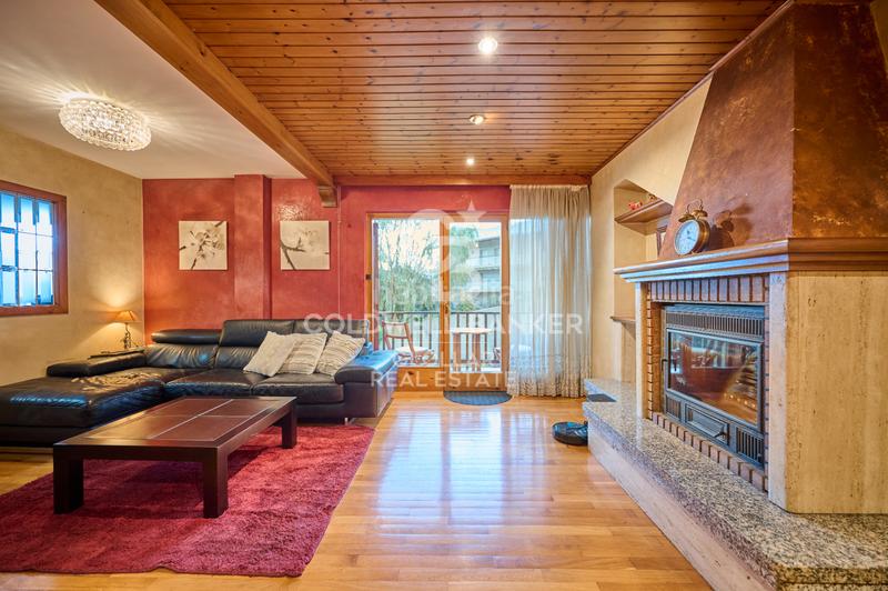 Foto 9d96d130-f214-4bd1-a66d-7f4879d5b1b0. Apartament amb xemeneia aparcament a Puigcerdà