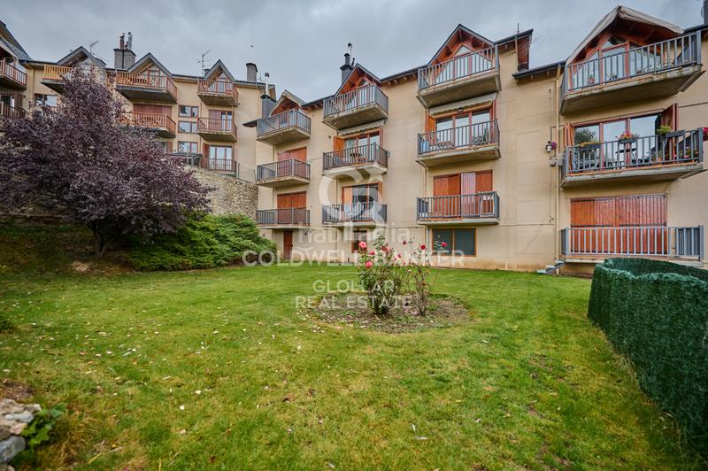 Foto 9f817215-3459-4678-b3d7-2c11e24f0704. Apartament amb xemeneia aparcament a Puigcerdà