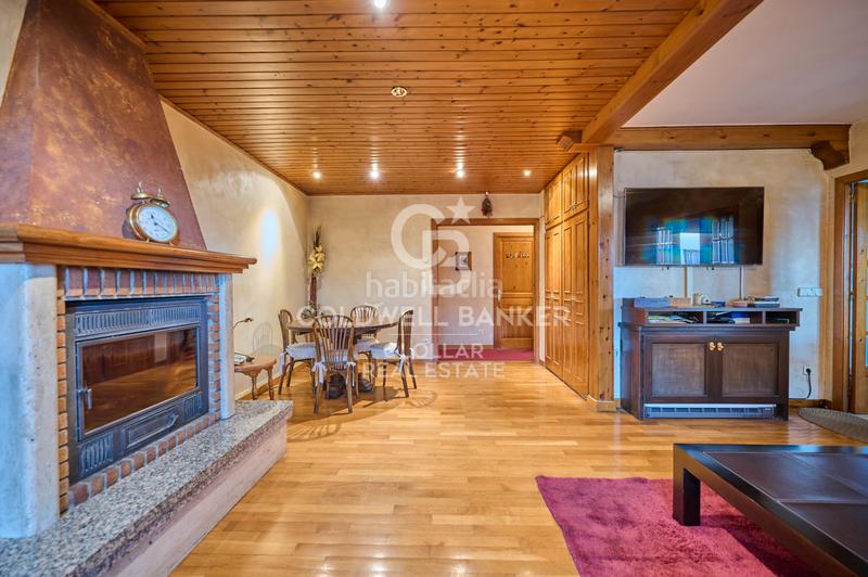 Foto ee9d9545-2fc8-48f0-a42e-d4db9a8cef91. Apartament amb xemeneia aparcament a Puigcerdà