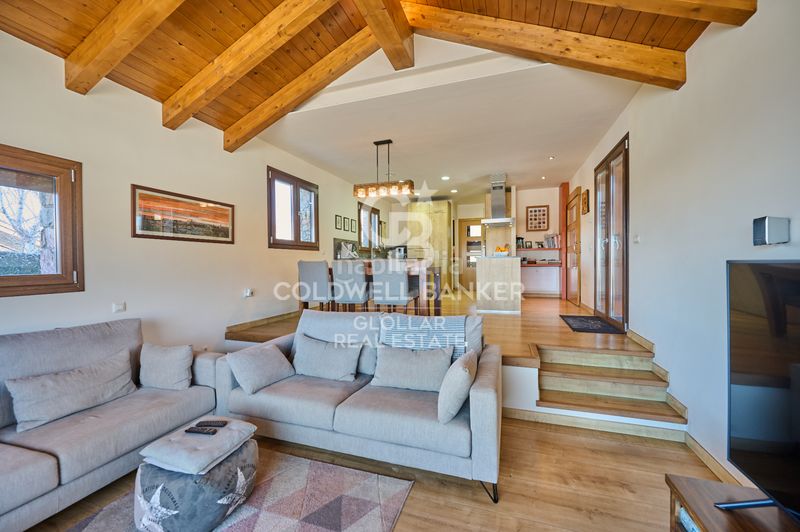 Foto a9553852-f2a5-49a1-832e-f91e1f2adcd8. Casa amb xemeneia calefacció a Das