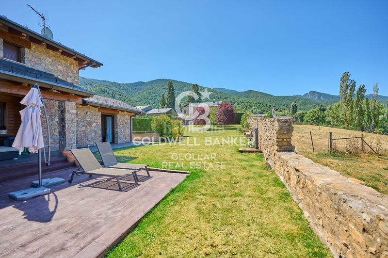 Foto df1fb668-c8f6-418c-acd5-d8617f9cd587. Casa amb xemeneia calefacció a Das