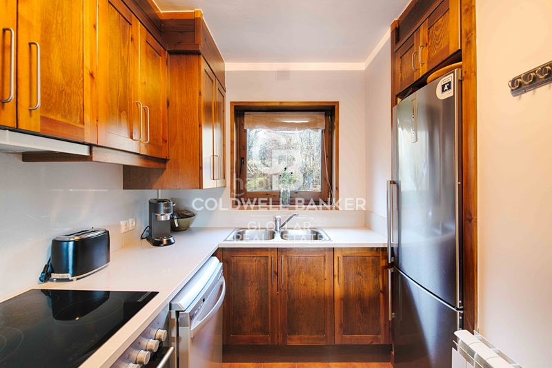 Foto 89679a4c-a9e6-406f-9dbc-42356678e4a6. Dúplex amb xemeneia calefacció aparcament a Guils de Cerdanya