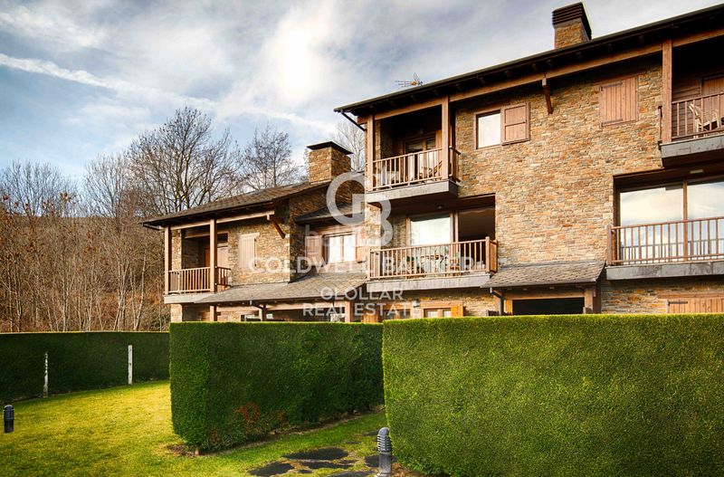 Foto b6a52c3a-c417-4673-952b-dce2c7d11390. Dúplex amb xemeneia calefacció aparcament a Guils de Cerdanya